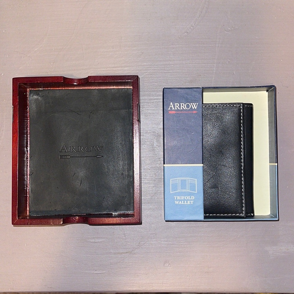 NWOT Arrow leather wallet